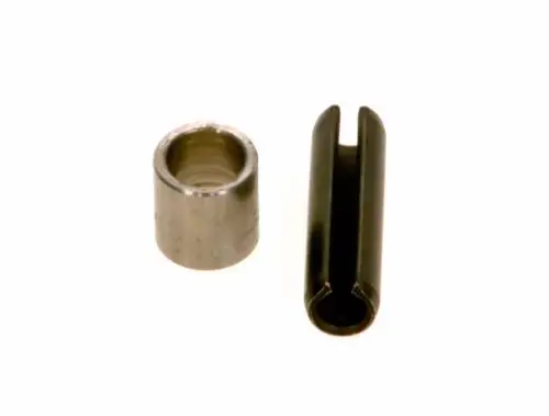 Zwei Metallteile, eines zylindrisch mit einer Innenöffnung und das andere mit einer Schlitzöffnung, vermutlich für eine Bosch-Verschlusssystemanwendung.